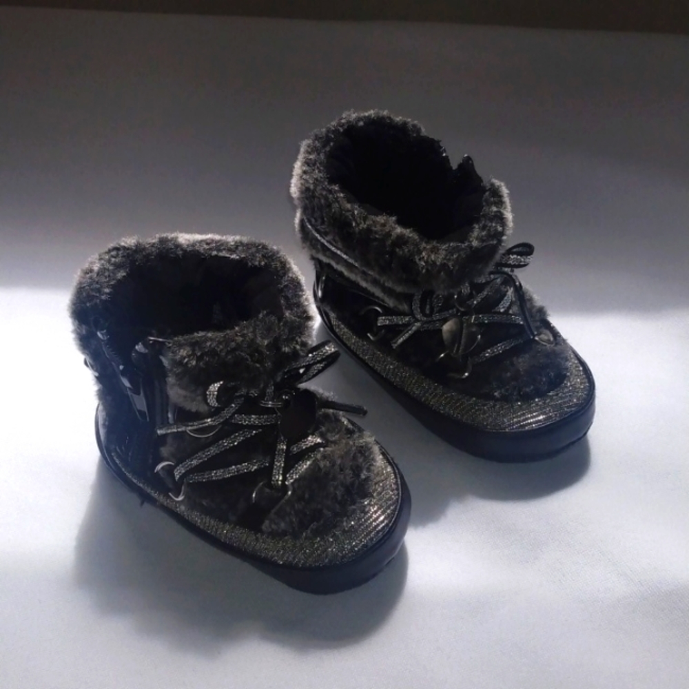 Stuart Weitzman Baby Girl's Black and Gray Furry Snow Boot. Size 3k (9months)